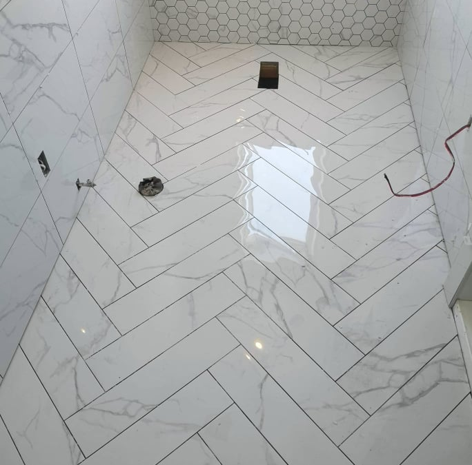 Porcelain installation in chevron, mosaic and 12×24 format (imitation marble)