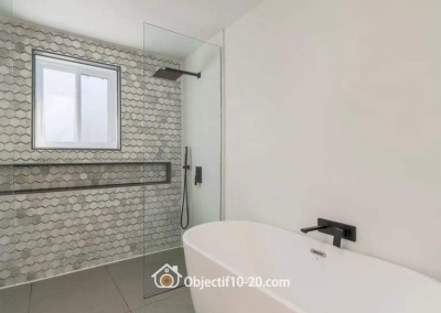 Installation douche à l’italienne et d’une niche sur mesure (service rénovation de salle de bain complète)