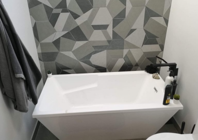 Rénovation complète salle de bain et installation porcelaine octogonale murale